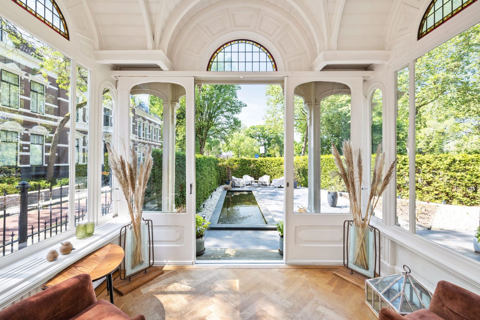 entrée avec arches en pierre et avec vitraux maison de ville du 19e siècle