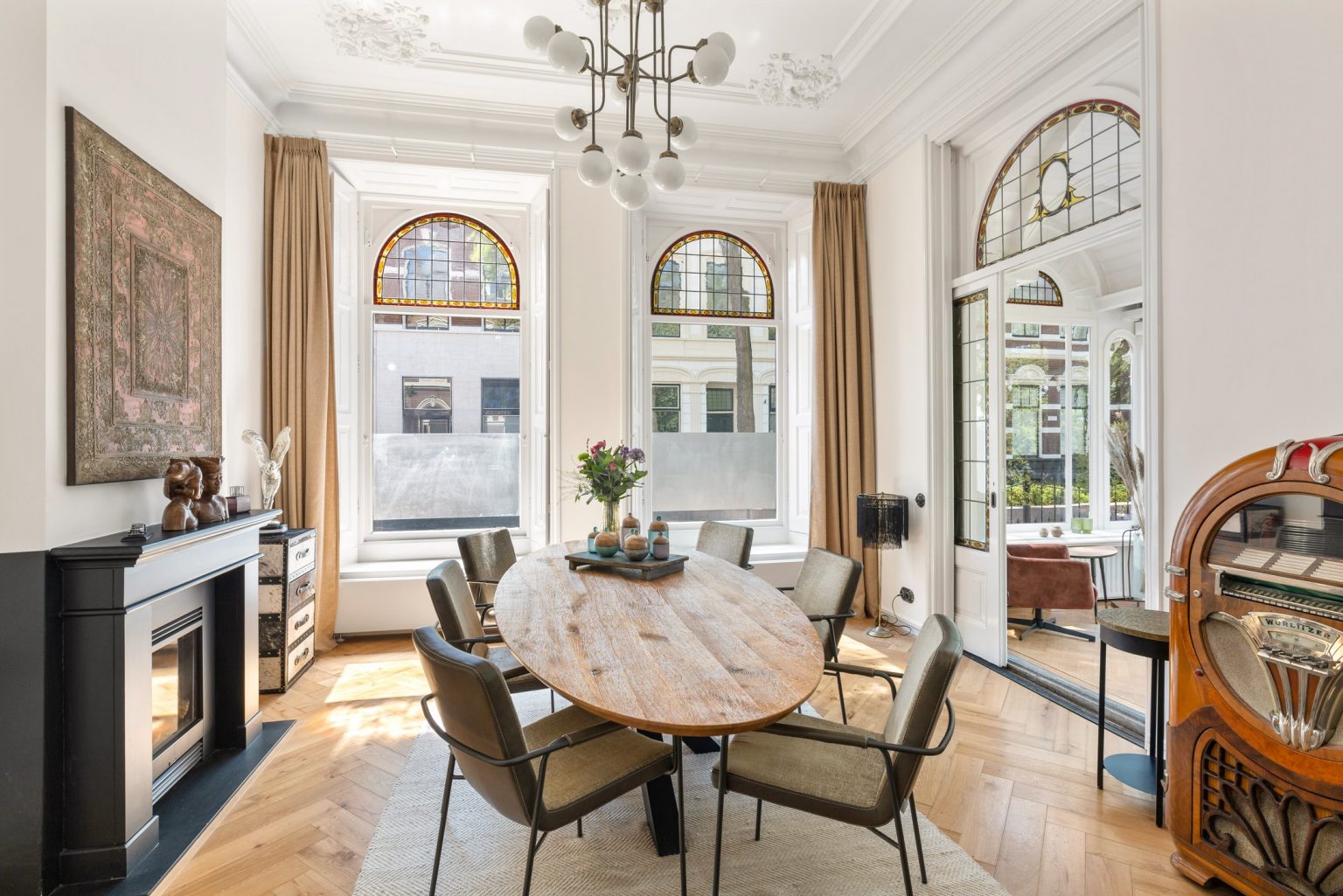 salle à manger avec cheminée et avec vitraux maison de ville du 19e siècle