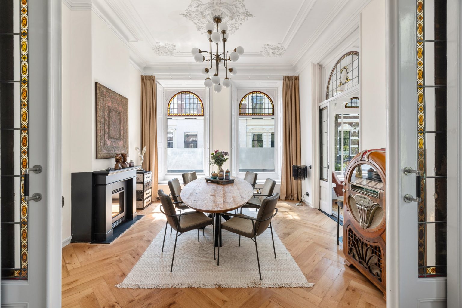 salle à manger avec vitraux maison de ville du 19e siècle