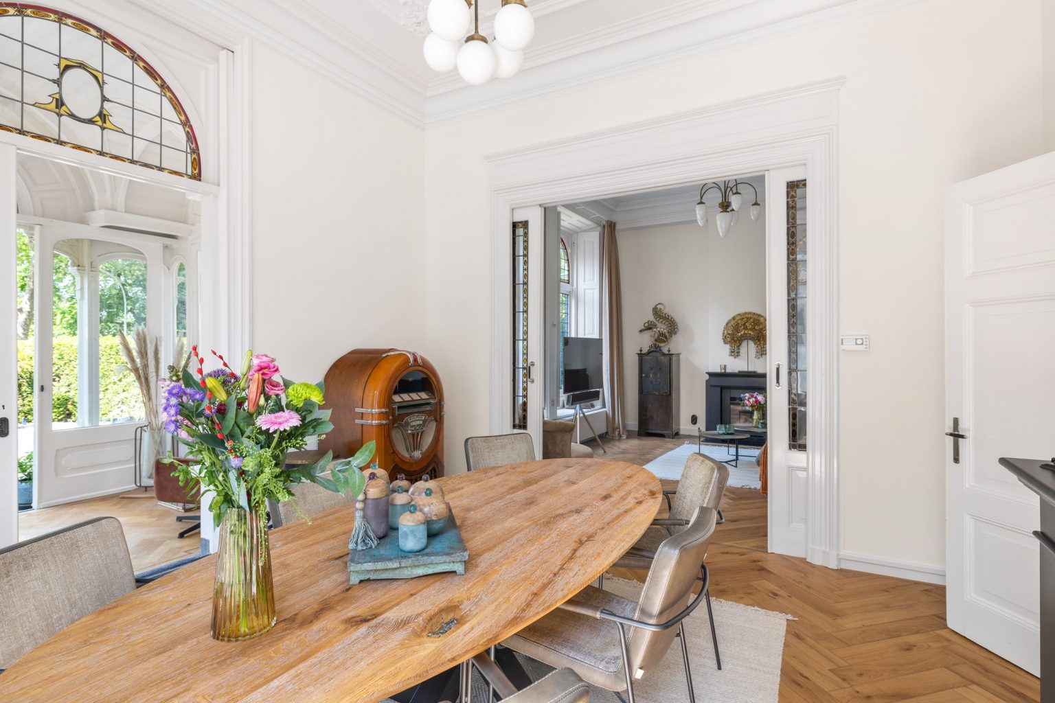 salle à manger avec vitraux maison de ville du 19e siècle