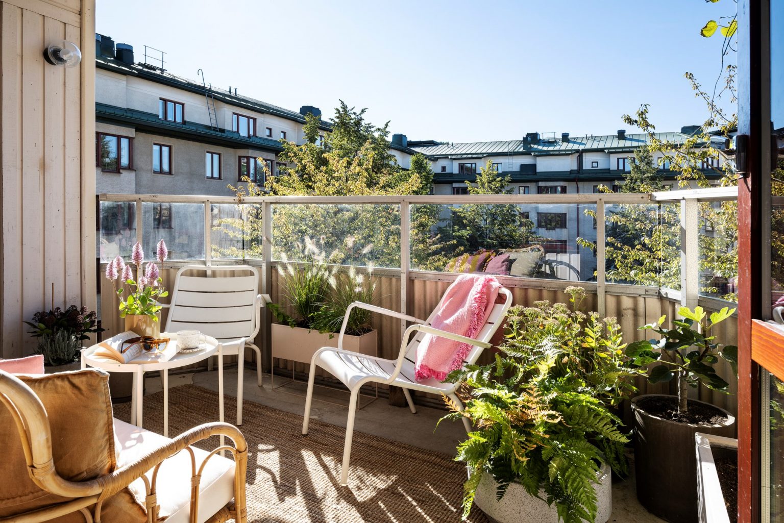 balcon sur cour appartement de 87m2 à la décoration colorée