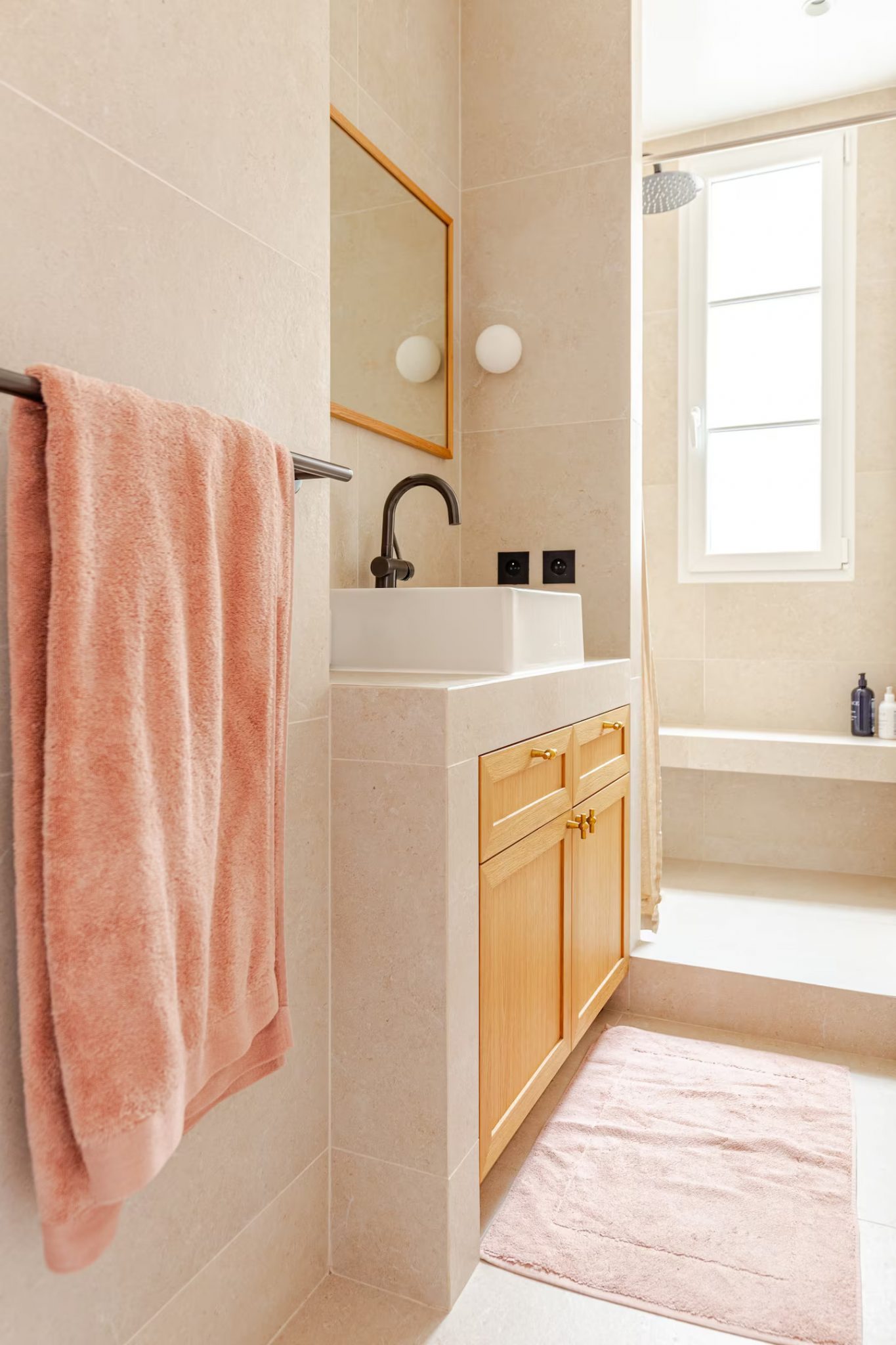 salle de bain avec fenêtre deux-pièces Paris