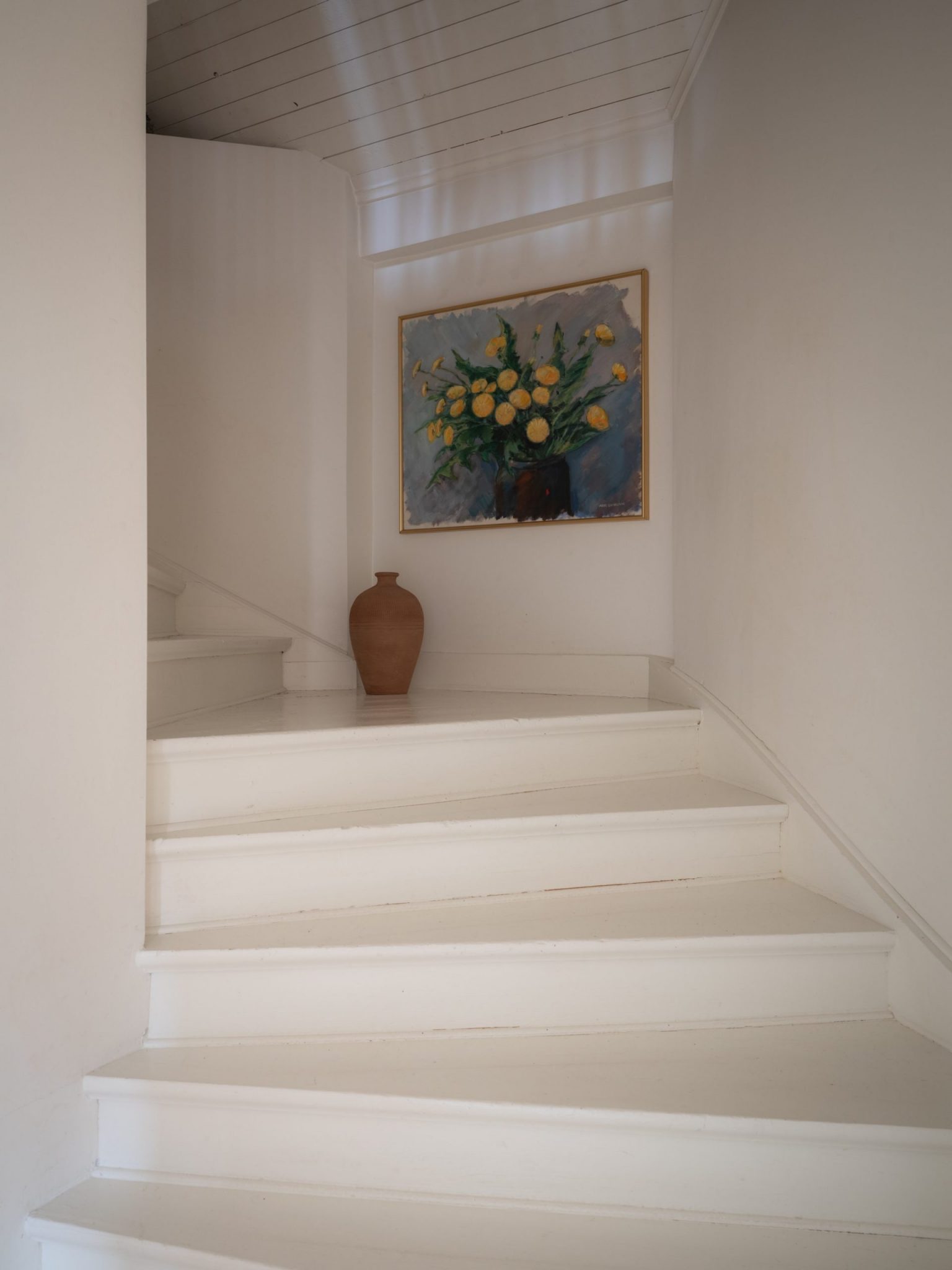 escalier peint en blanc