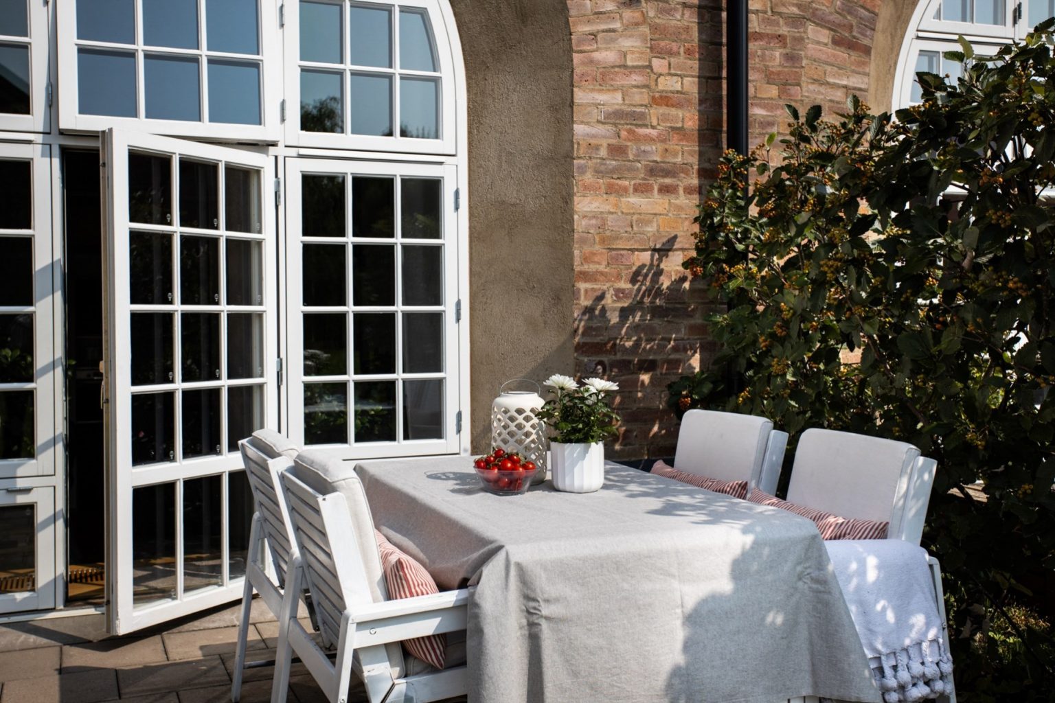 patio appartement en duplex avec fenêtre cintrée immeuble briques