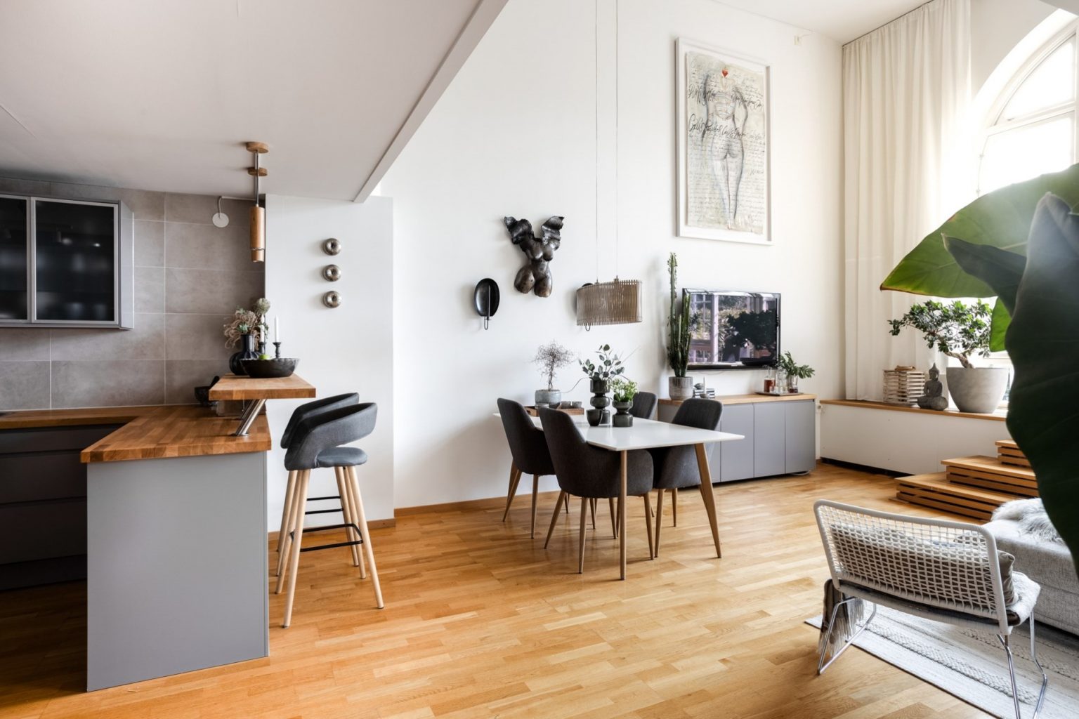 salon avec fenêtre cintrée et mezzanine appartement en duplex