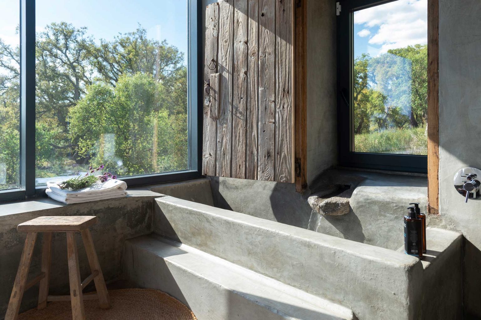 salle de bain avec baignoire béton maison contemporaine Vigias