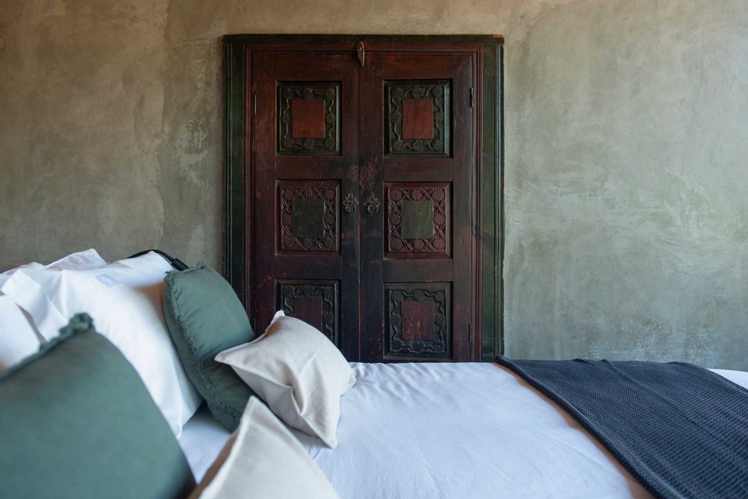 chambre avec armoire ancienne maison contemporaine Vigias