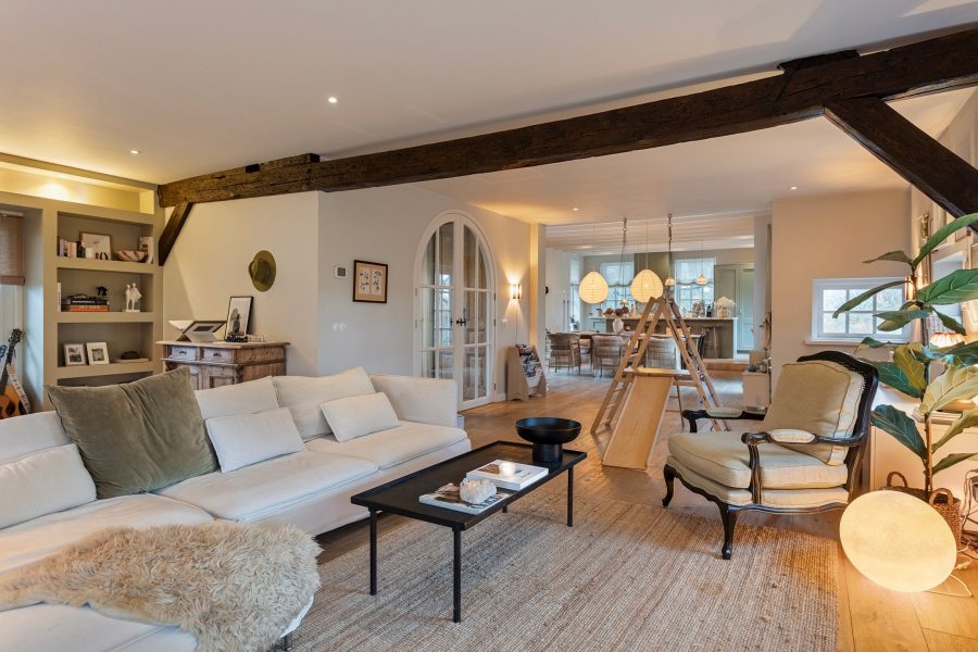 Une ferme centenaire rénovée à la décoration contemporaine