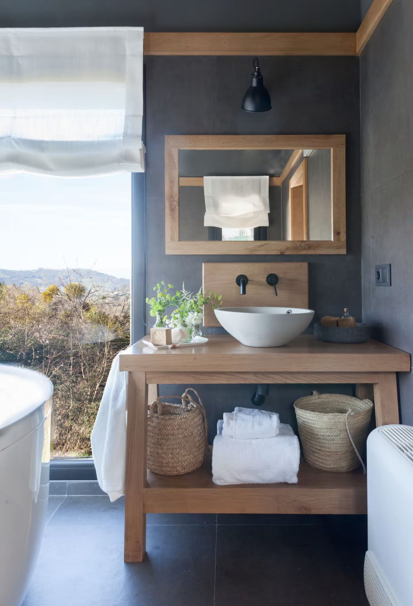 salle de bain design avec baies vitrées