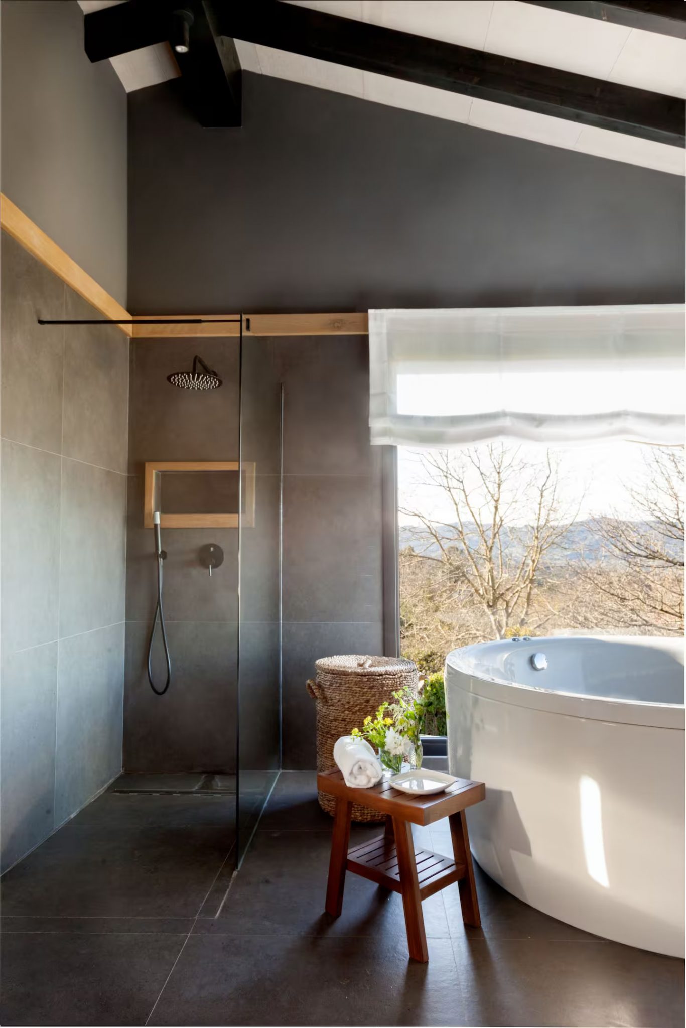 salle de bain design avec baies vitrées