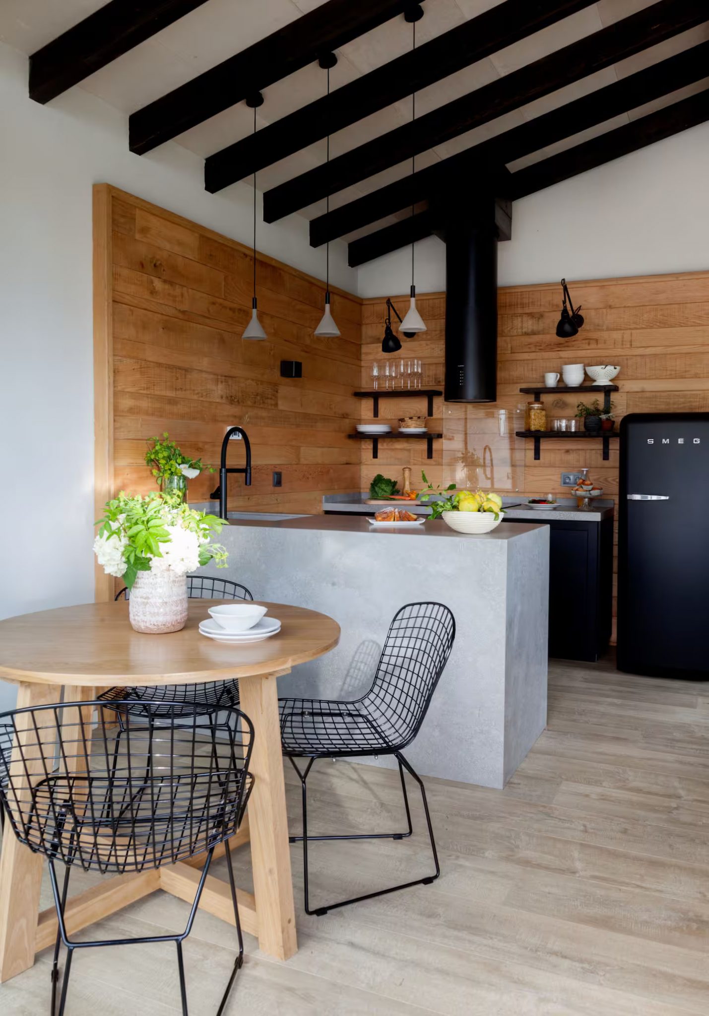 salle à manger avec cuisine ouverte décoration contemporaine maison en bois de 80m2 dans les Asturies