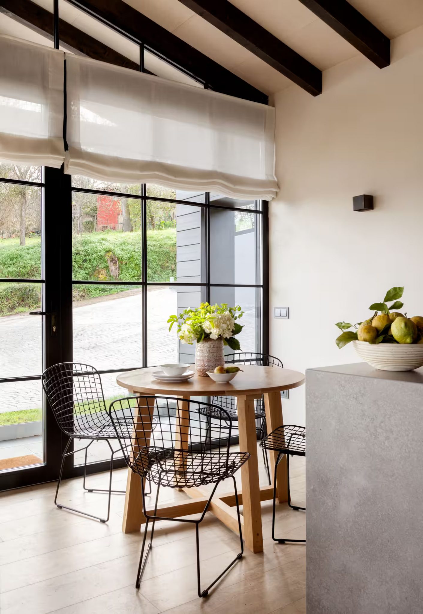 salle à manger avec poutres décoration contemporaine maison en bois de 80m2 dans les Asturies