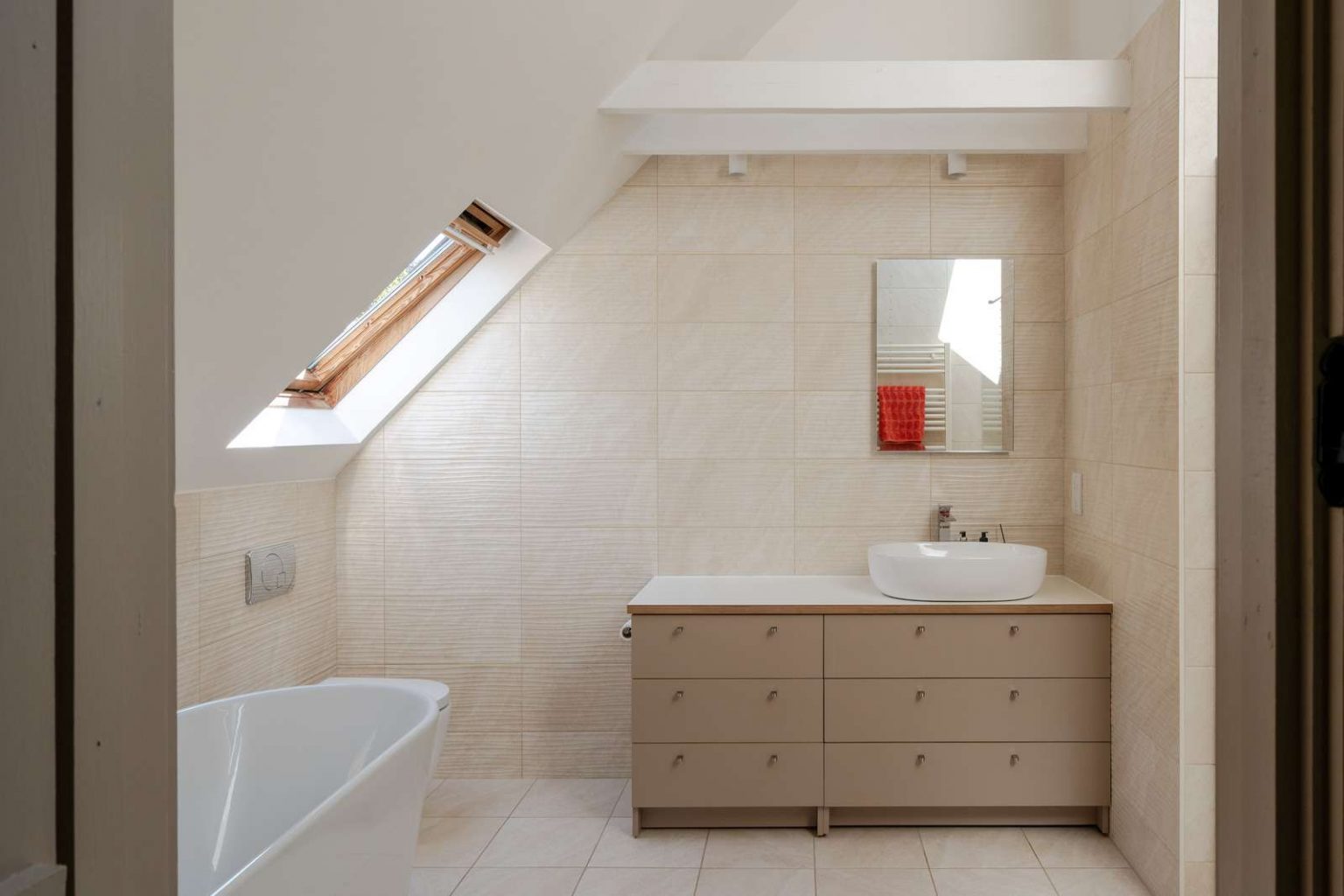 salle de bain dans combles avec velux