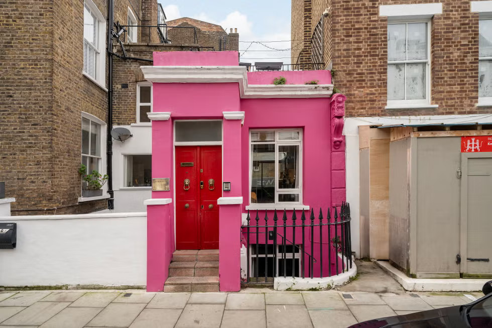 Une petite maison de ville rose étroite et atypique à Notting Hill