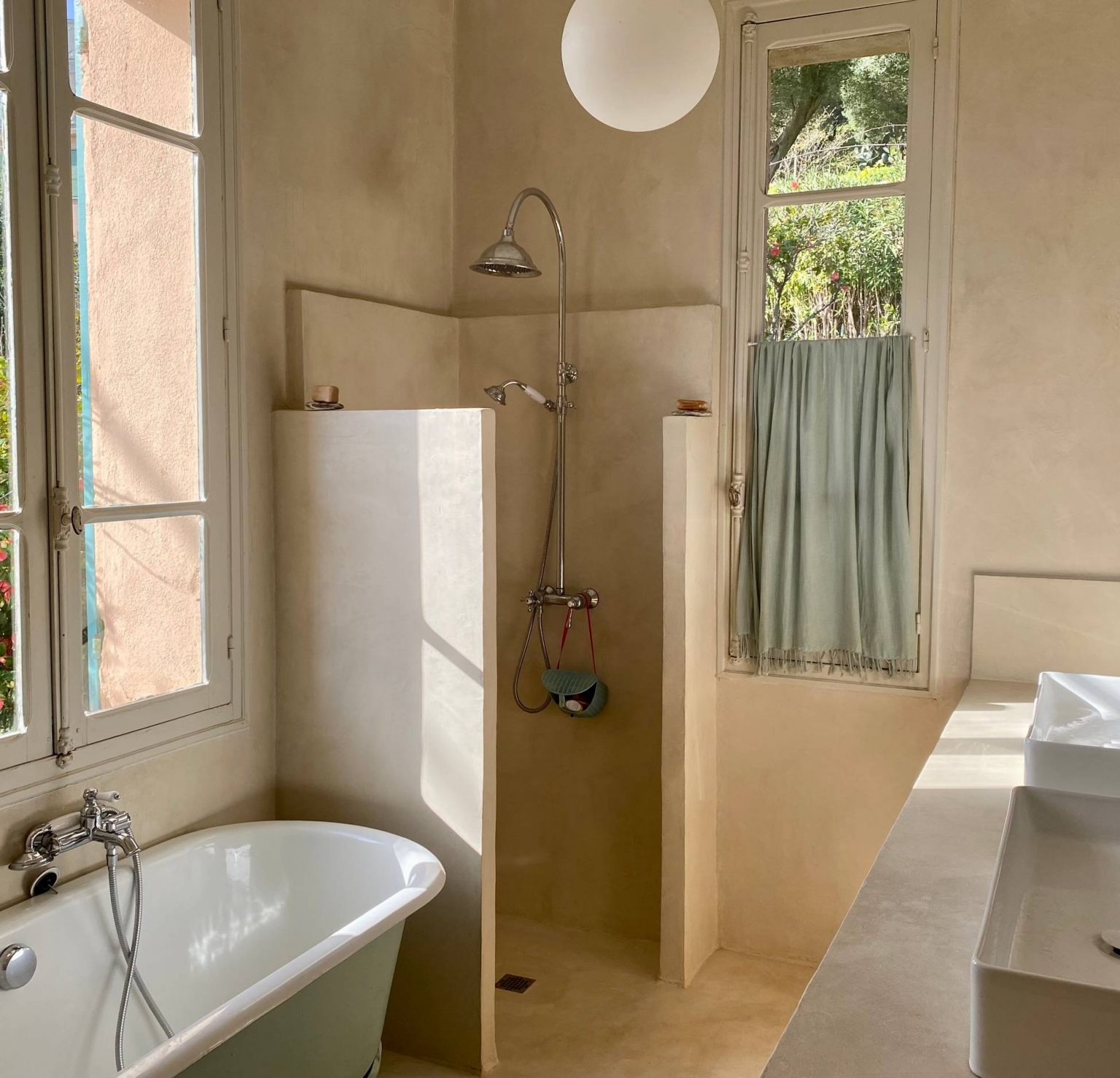 salle de bain décoration rustique chic et vintage Casetta du Cap maison Corse