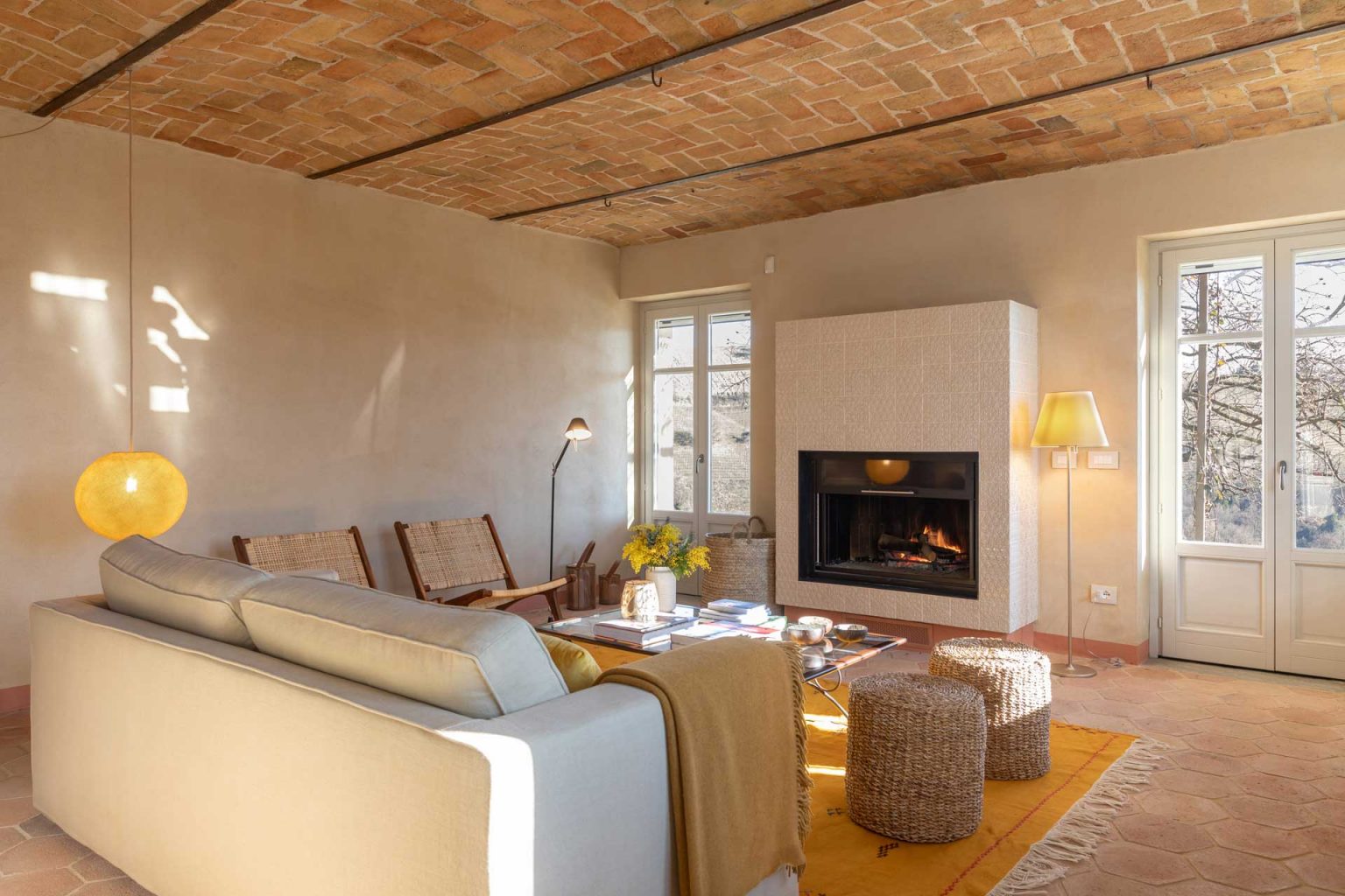 salon avec cheminée plafond à voûtains maison de campagne Italie, Casa Moscata