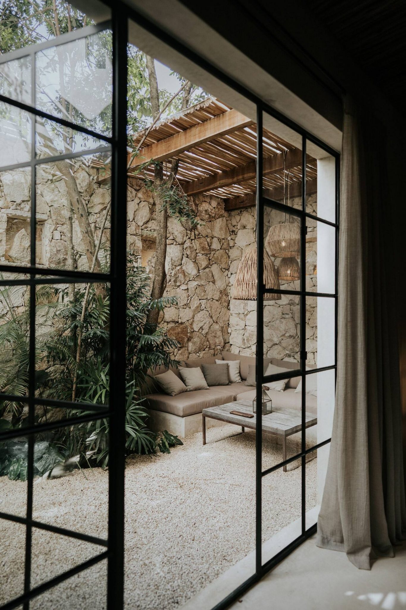 terrasse avec pergola appartement avec jardin et piscine à Tulum