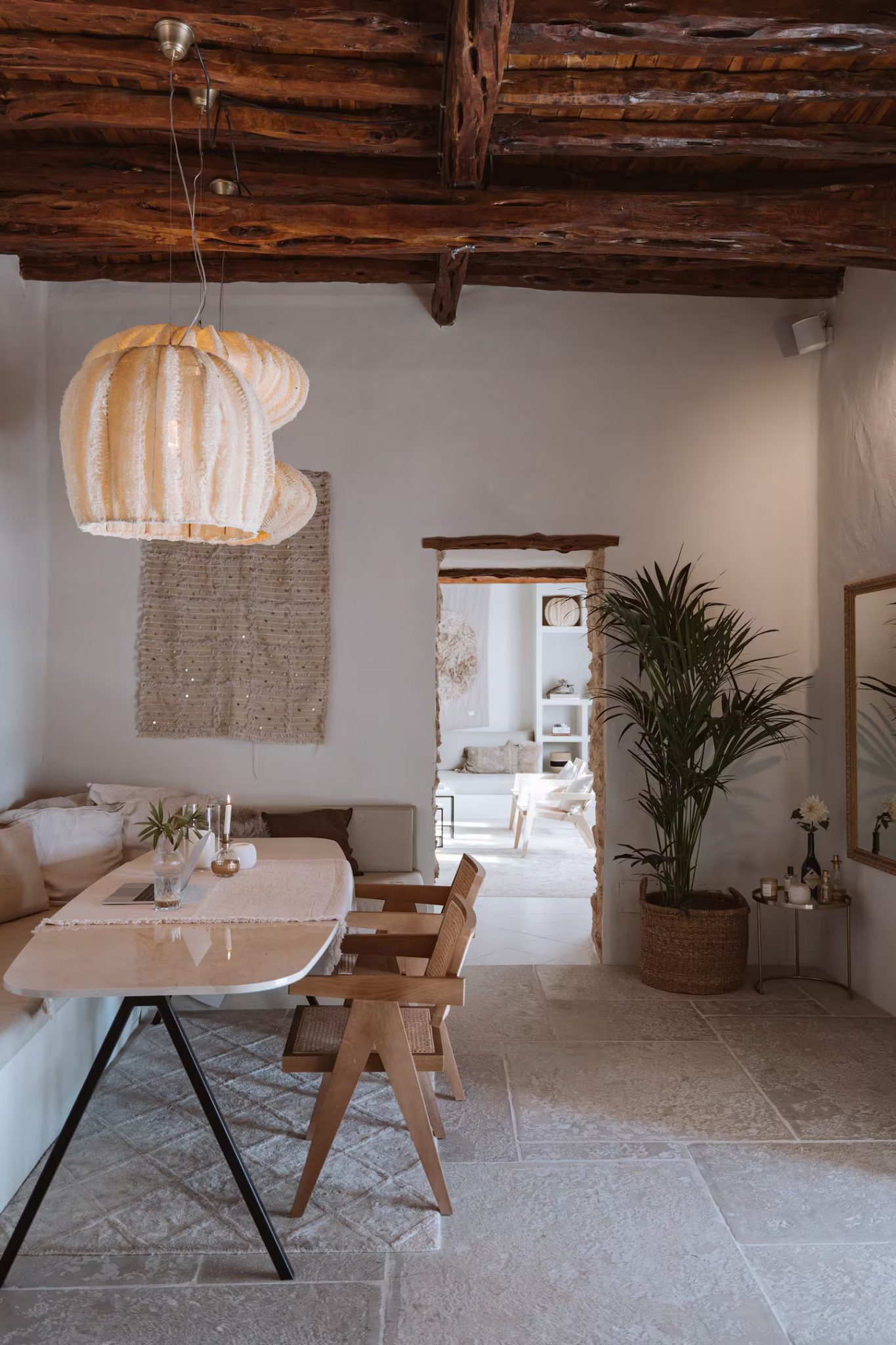 salle à manger avec poutres décoration naturelle et rustique chic