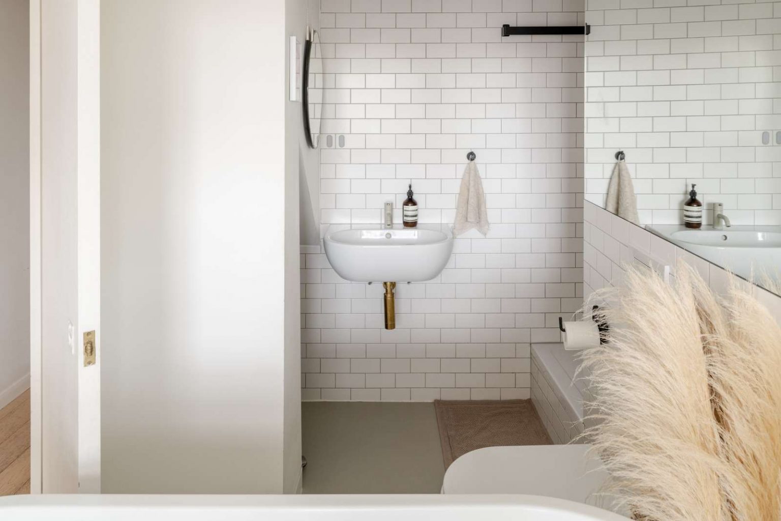 salle de bain design blanche