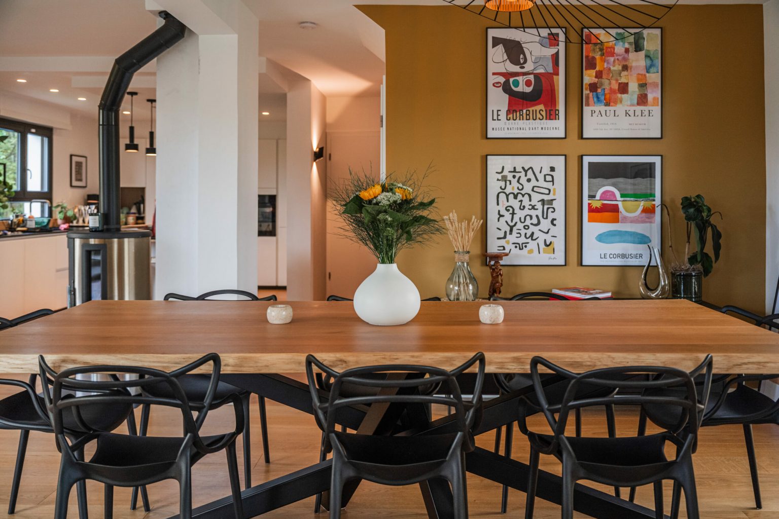 salle à manger décoration contemporaine mur jaune