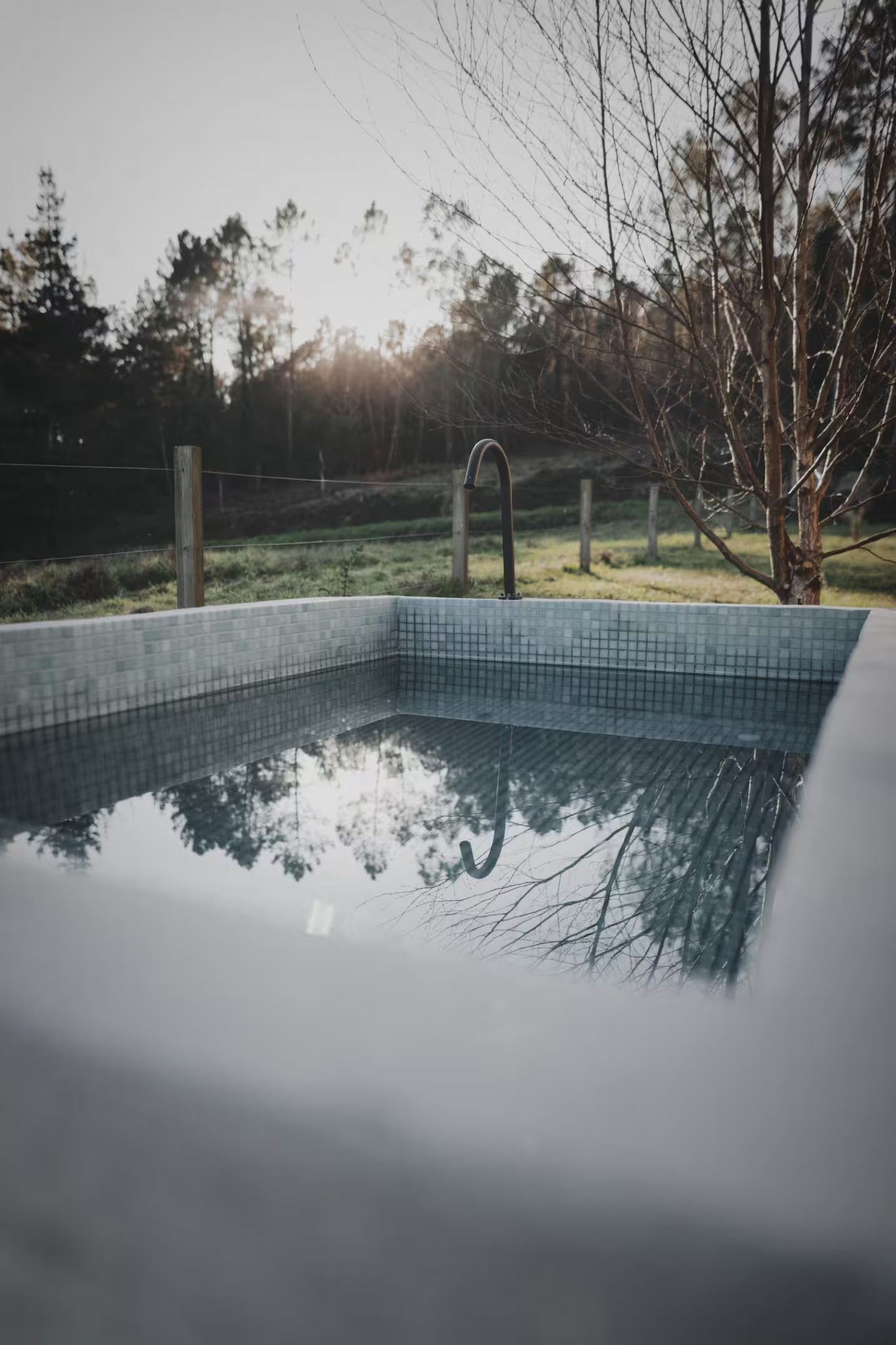 mini piscine carrelée petite maison en bois de 27m2