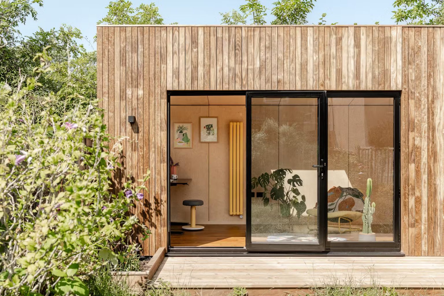 studio de jardin de 24m2 bardé en Kebony par Okopod