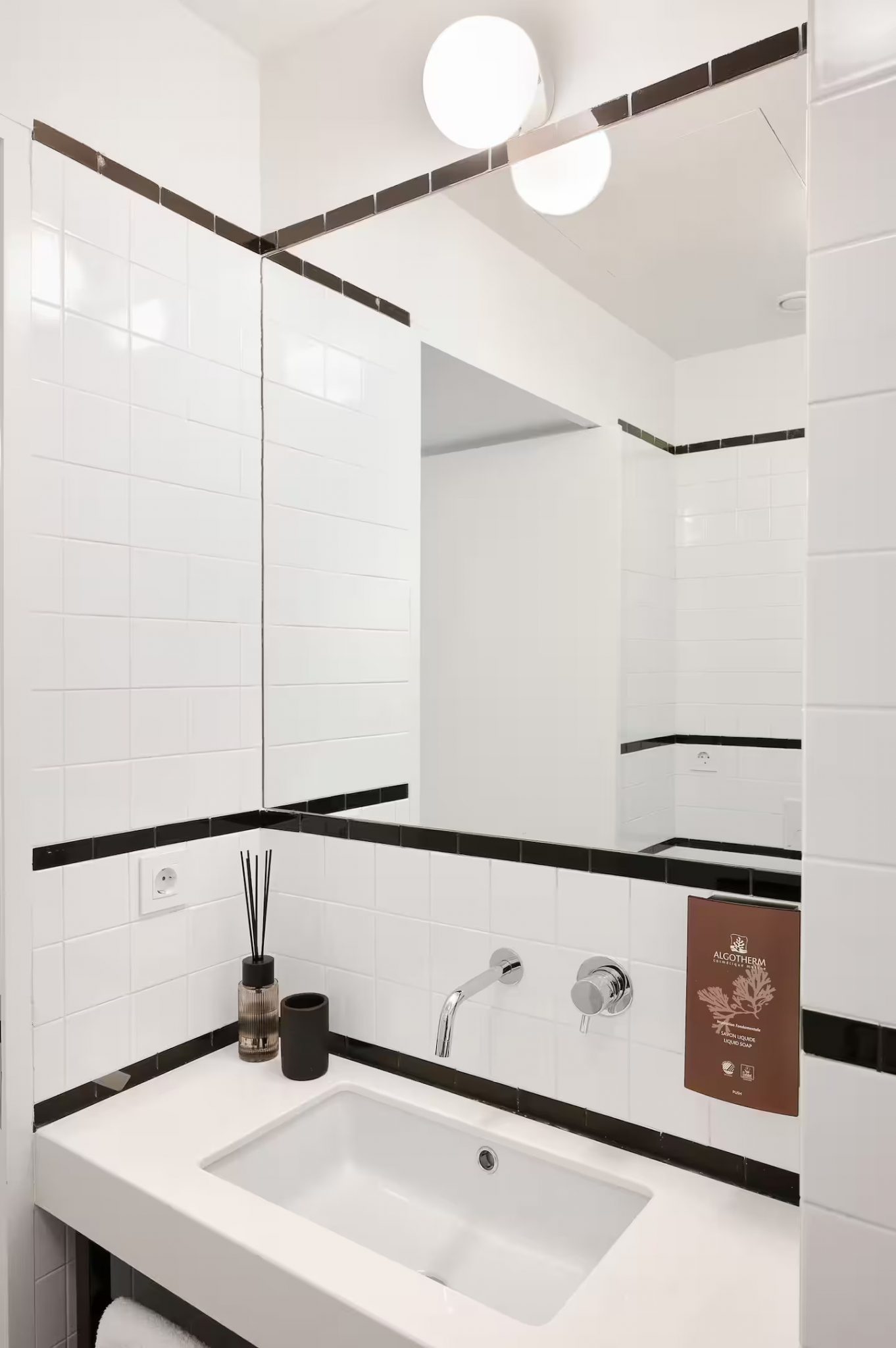 salle de bain blanche et noire design