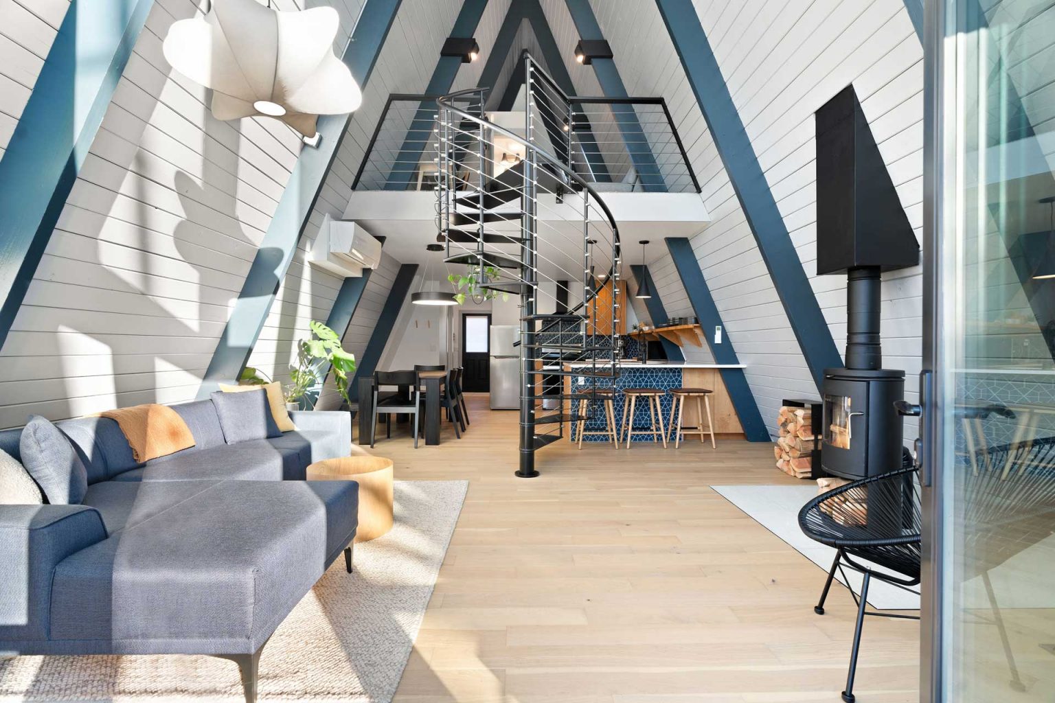 salon avec escalier maison A-Frame