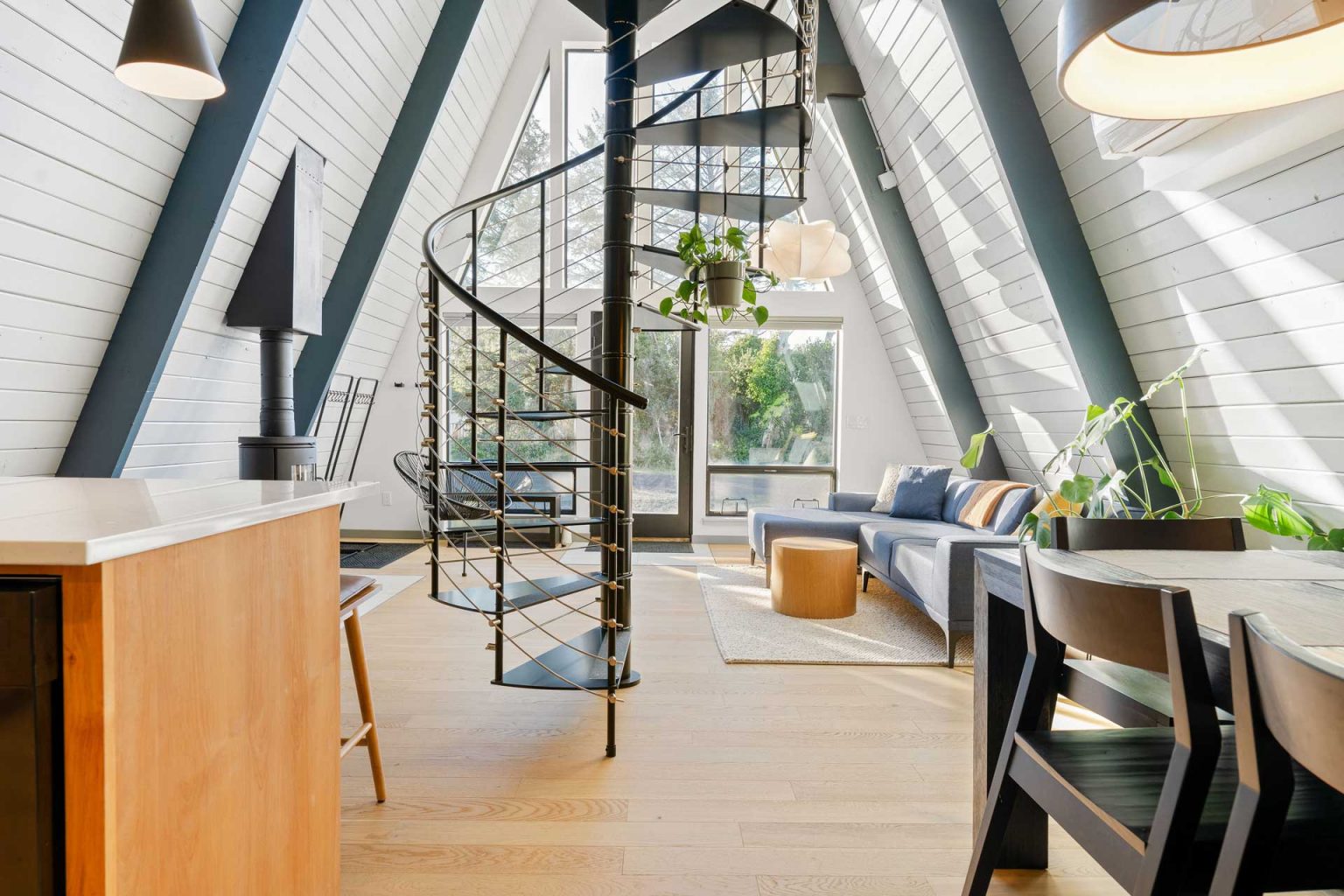 salon avec escalier décoration contemporaine maison A-Frame