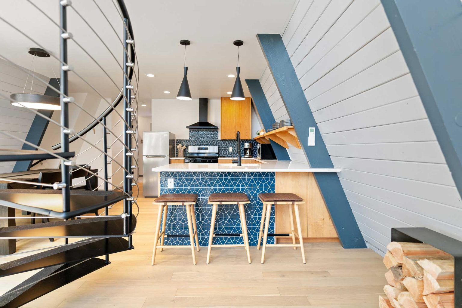 cuisine bleue et bois décoration contemporaine maison A-Frame