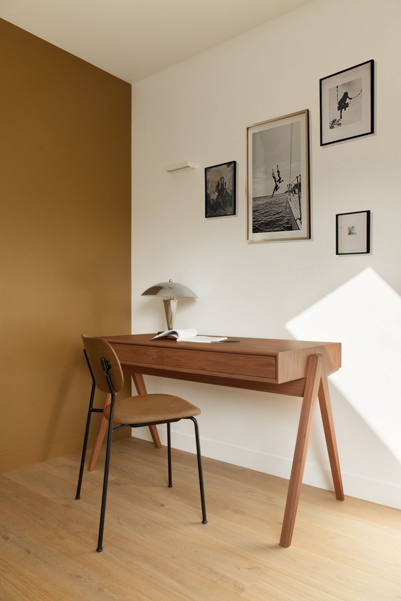 bureau dans chambre tons naturels décoration par studio castille Photo : © Cassandre Favaro