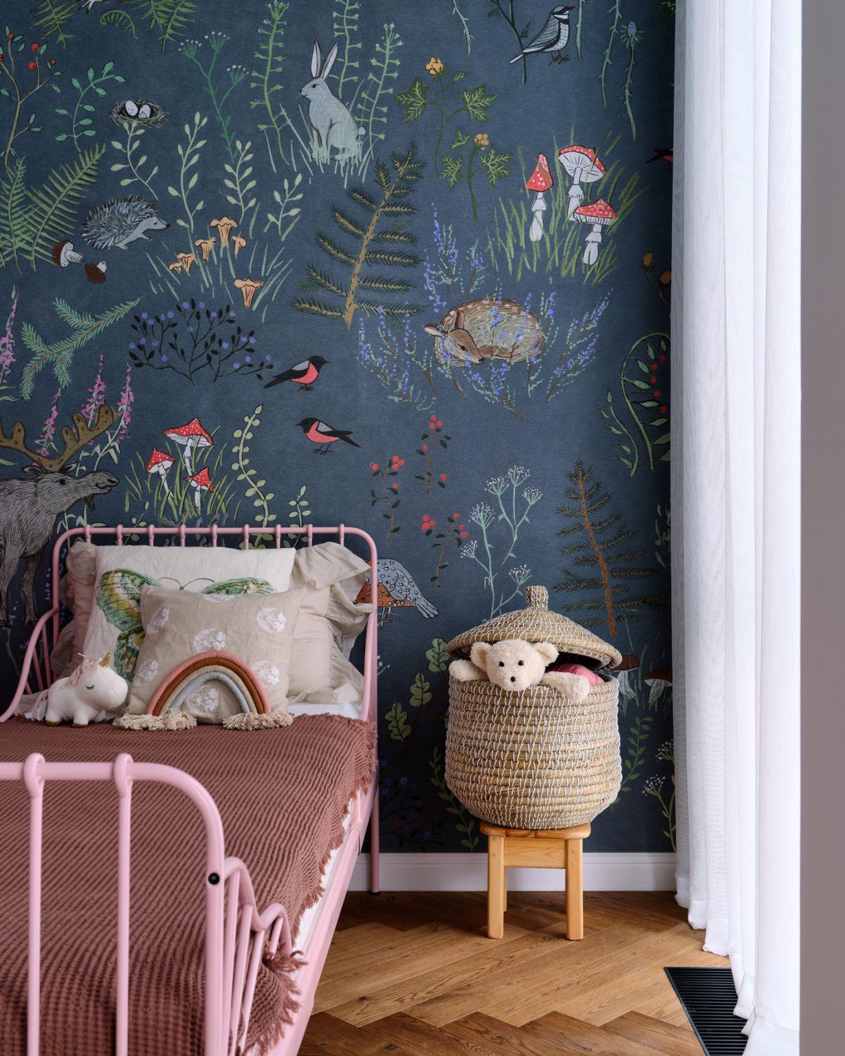 chambre enfant avec papier-peint panoramique bleu foncé