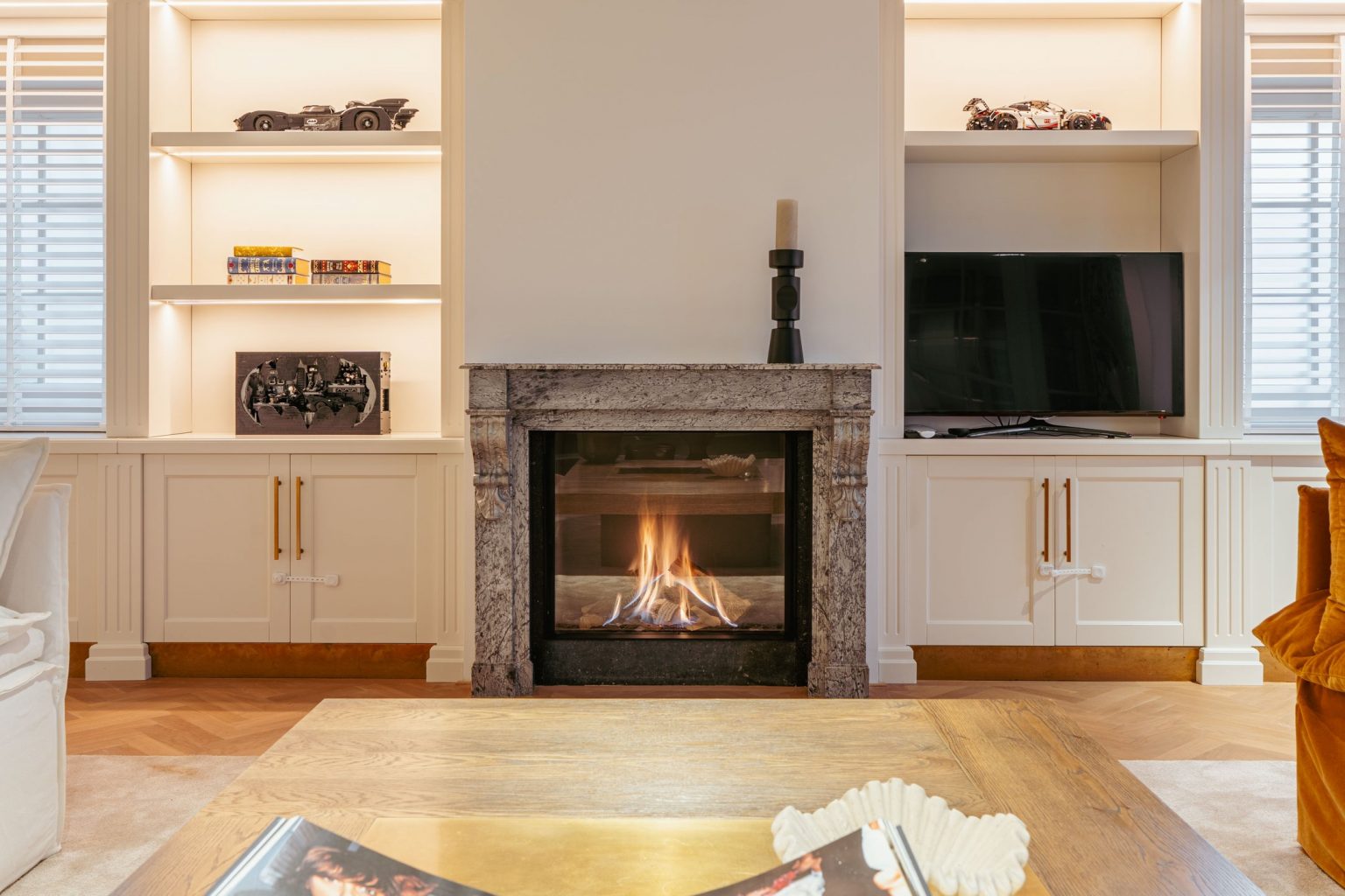 salon avec cheminée à gaz appartement Amsterdam dans immeuble ancien