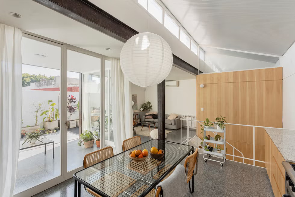 Une maison de ville de 111m2 en duplex rénovée en style contemporain