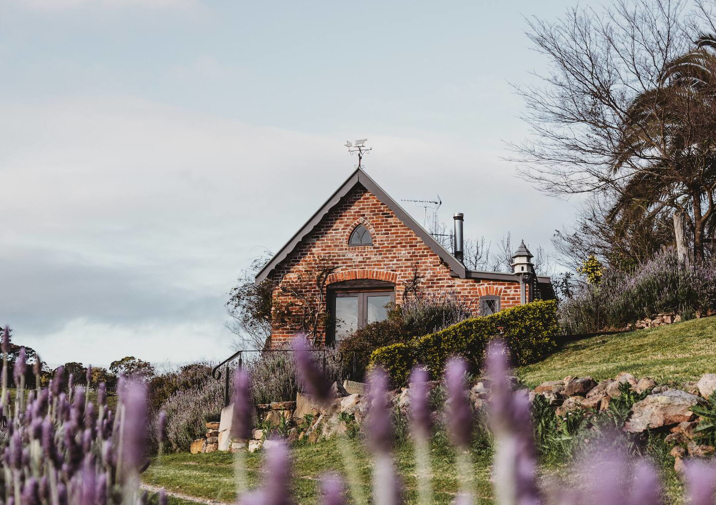 Une petite maison en briques pour deux à la décoration rustique chic