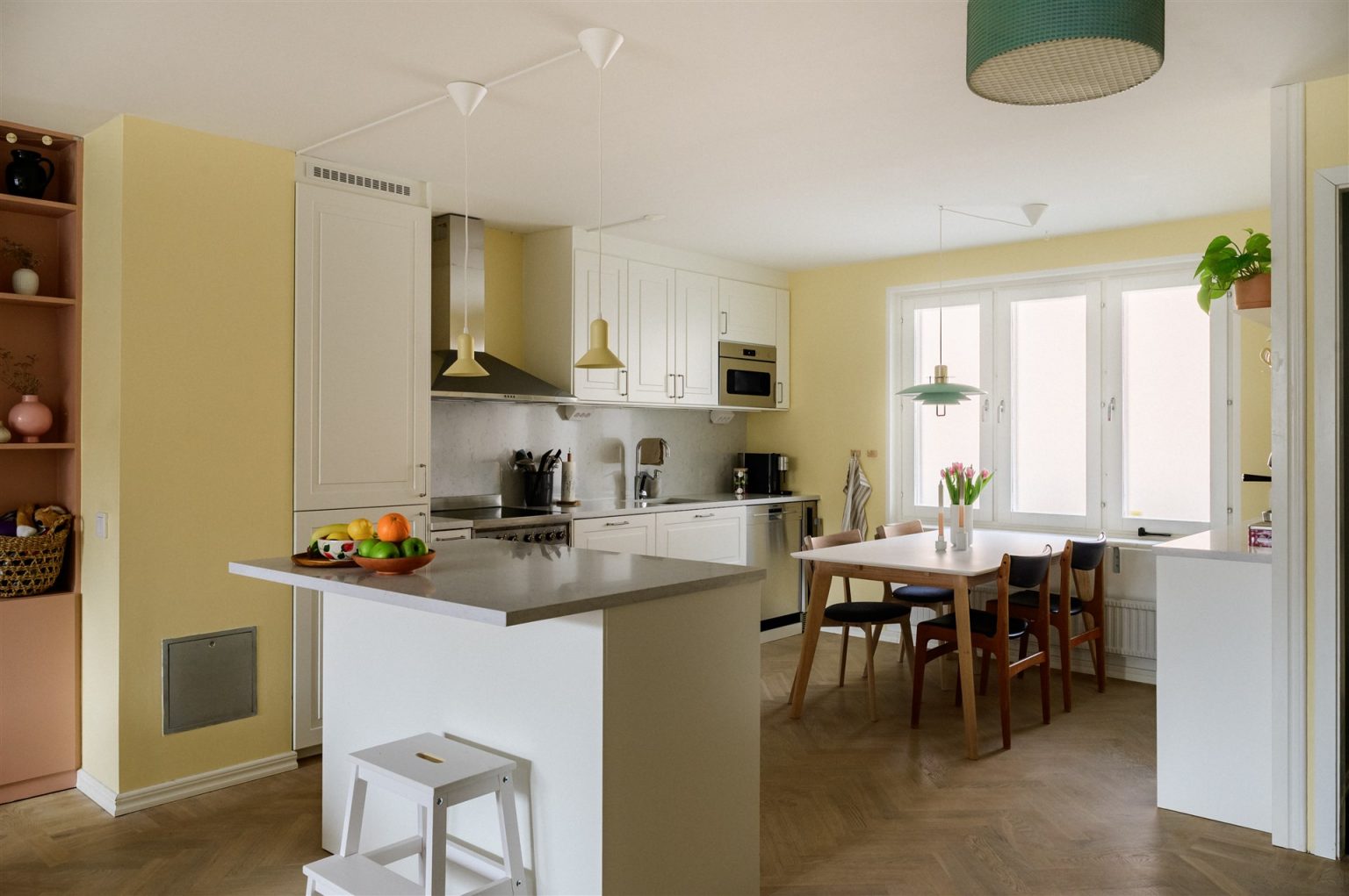 cuisine ouverte murs jaunes décoration vintage et colorée
