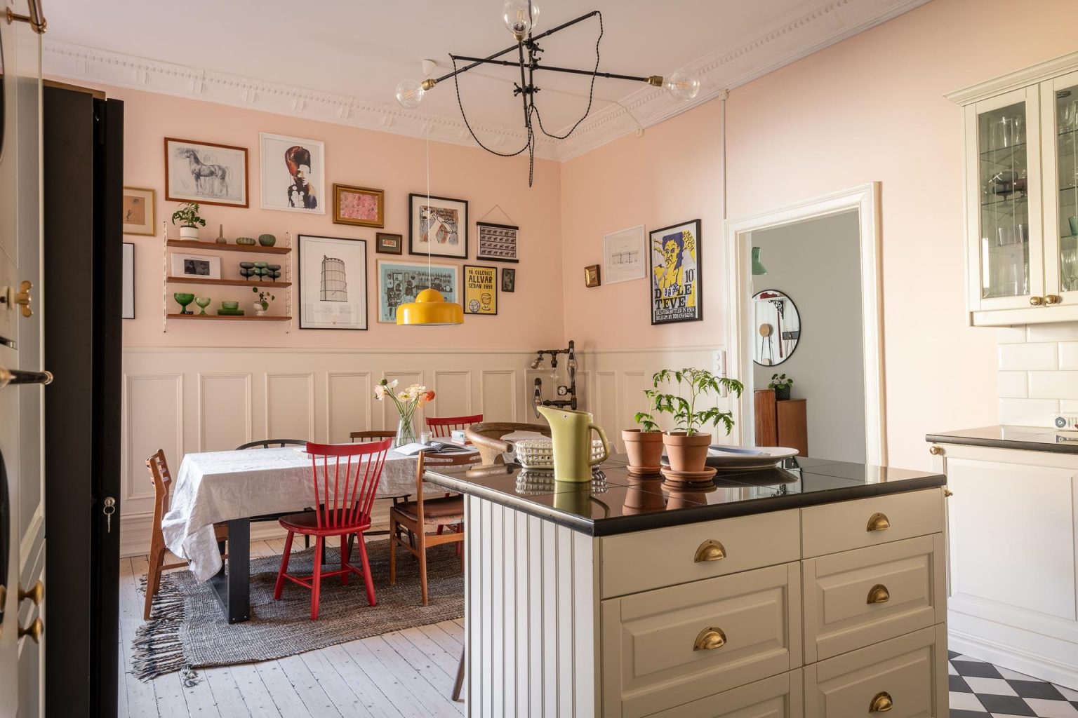 salle à manger et cuisine mur rose décoration scandinave