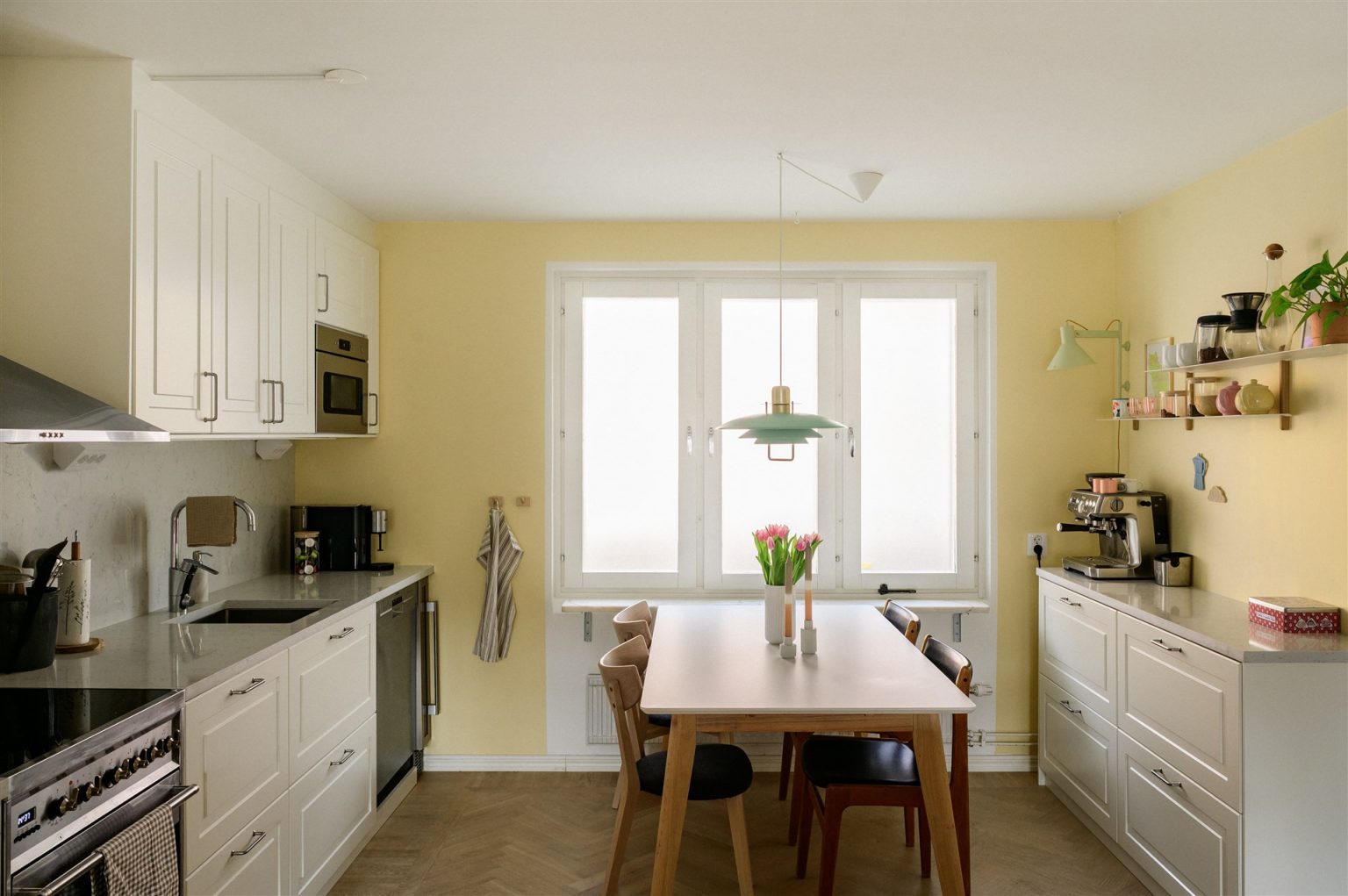 cuisine ouverte murs jaunes décoration vintage et colorée