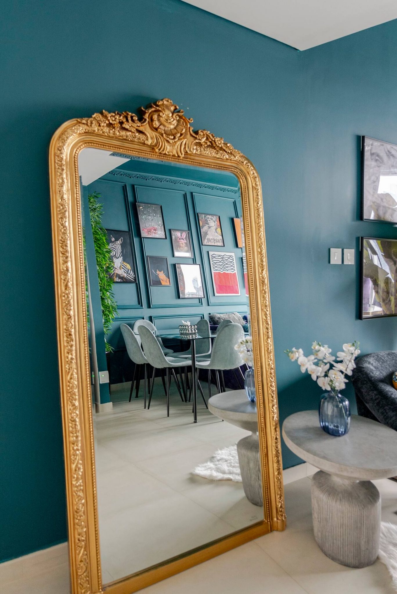 salon appartement Dubaï décoration design colorée vue Burj Khalifa
