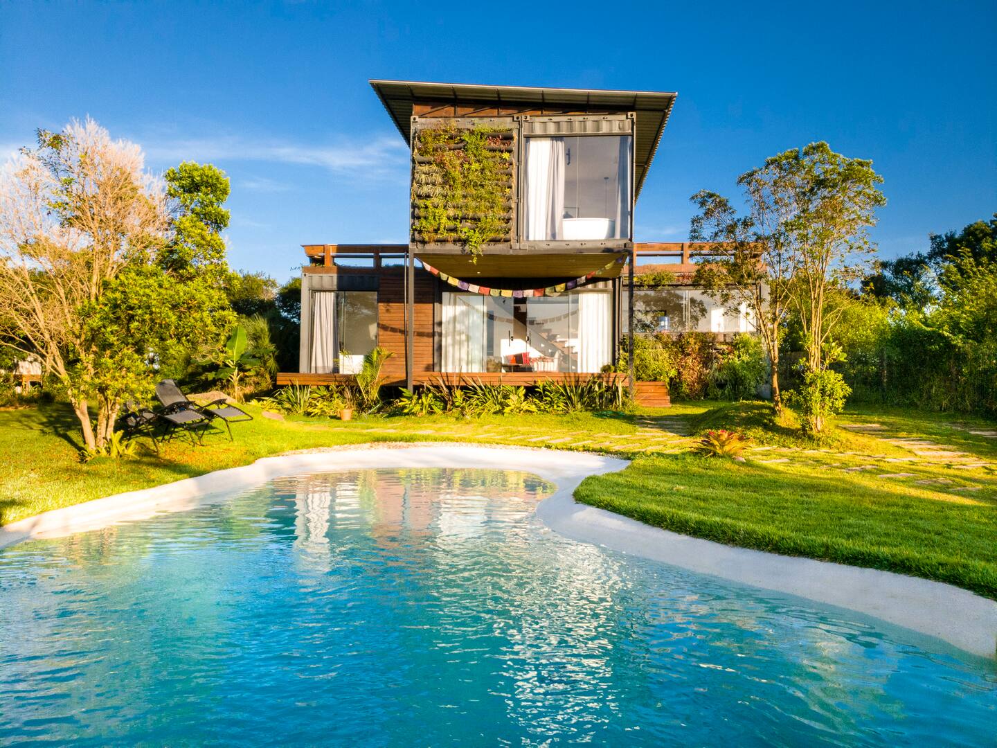 Une maison container écologique au Brésil avec piscine