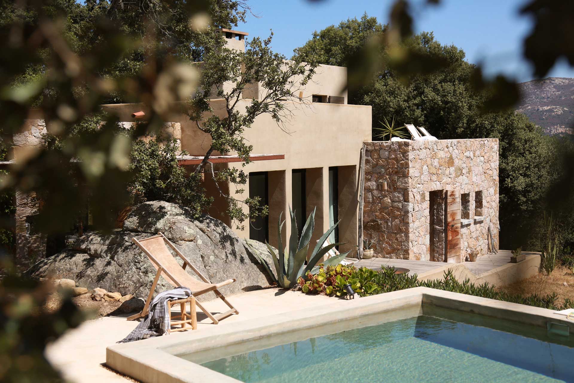 Une maison en pierres en Corse entre terre et mer