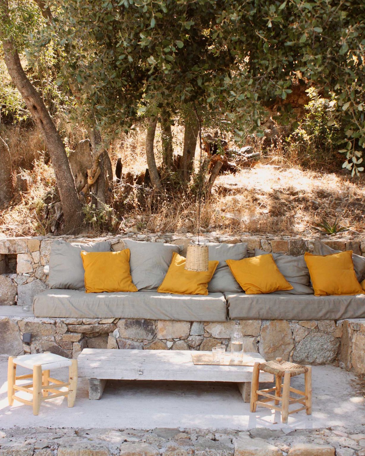 terrasse avec banc pierre maison Corse