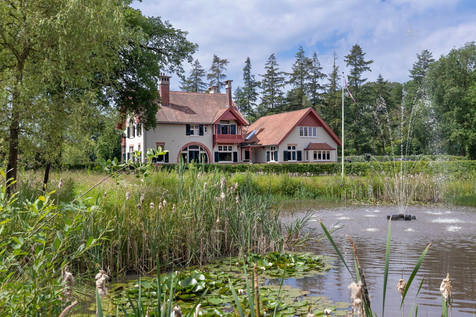 maison de campagne avec plan d'eau