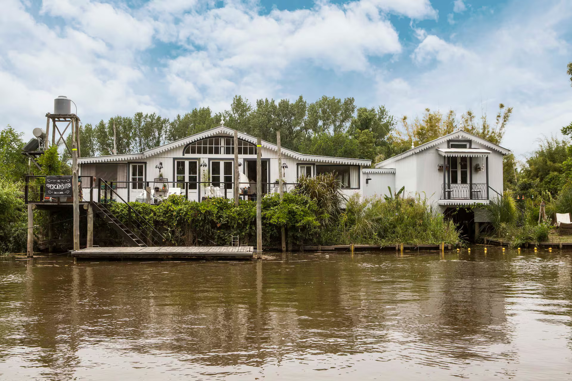 Une maison agrandie en Argentine au bord d’un fleuve