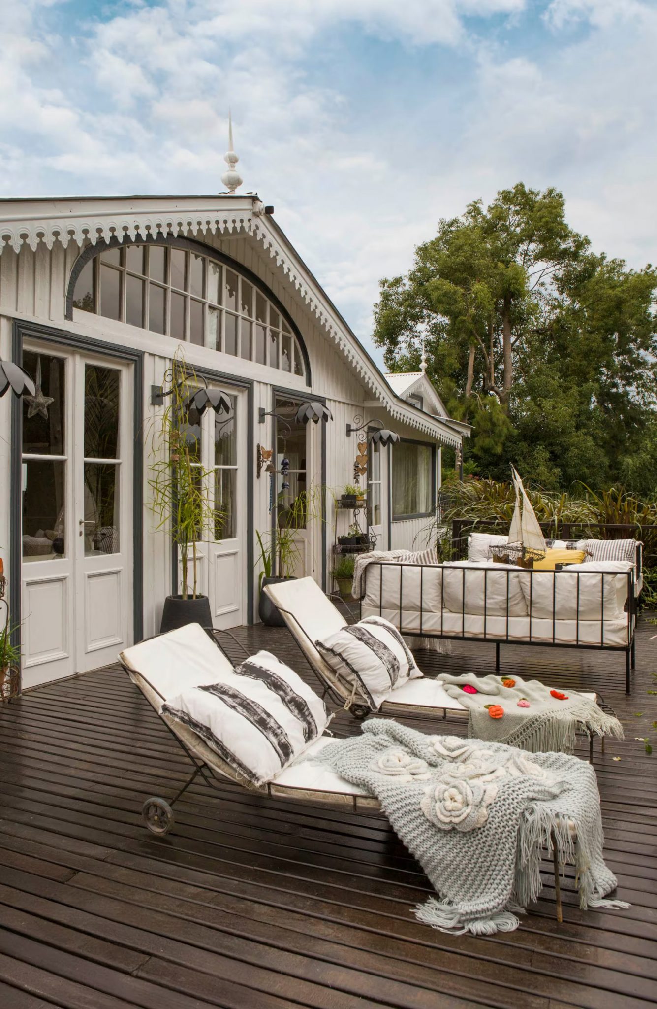 terrasse maison en bois façade blanche