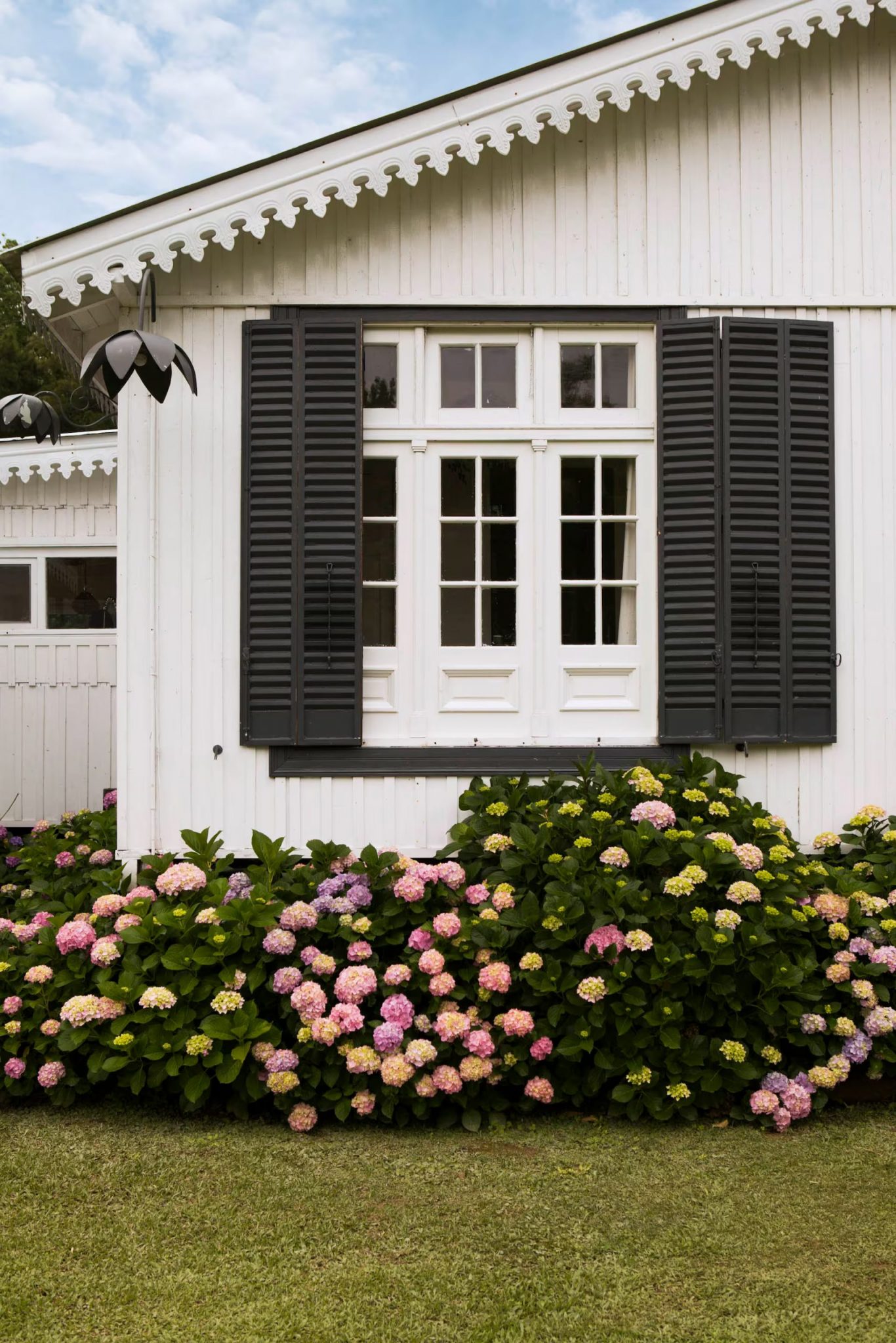 maison en bois façade blanche