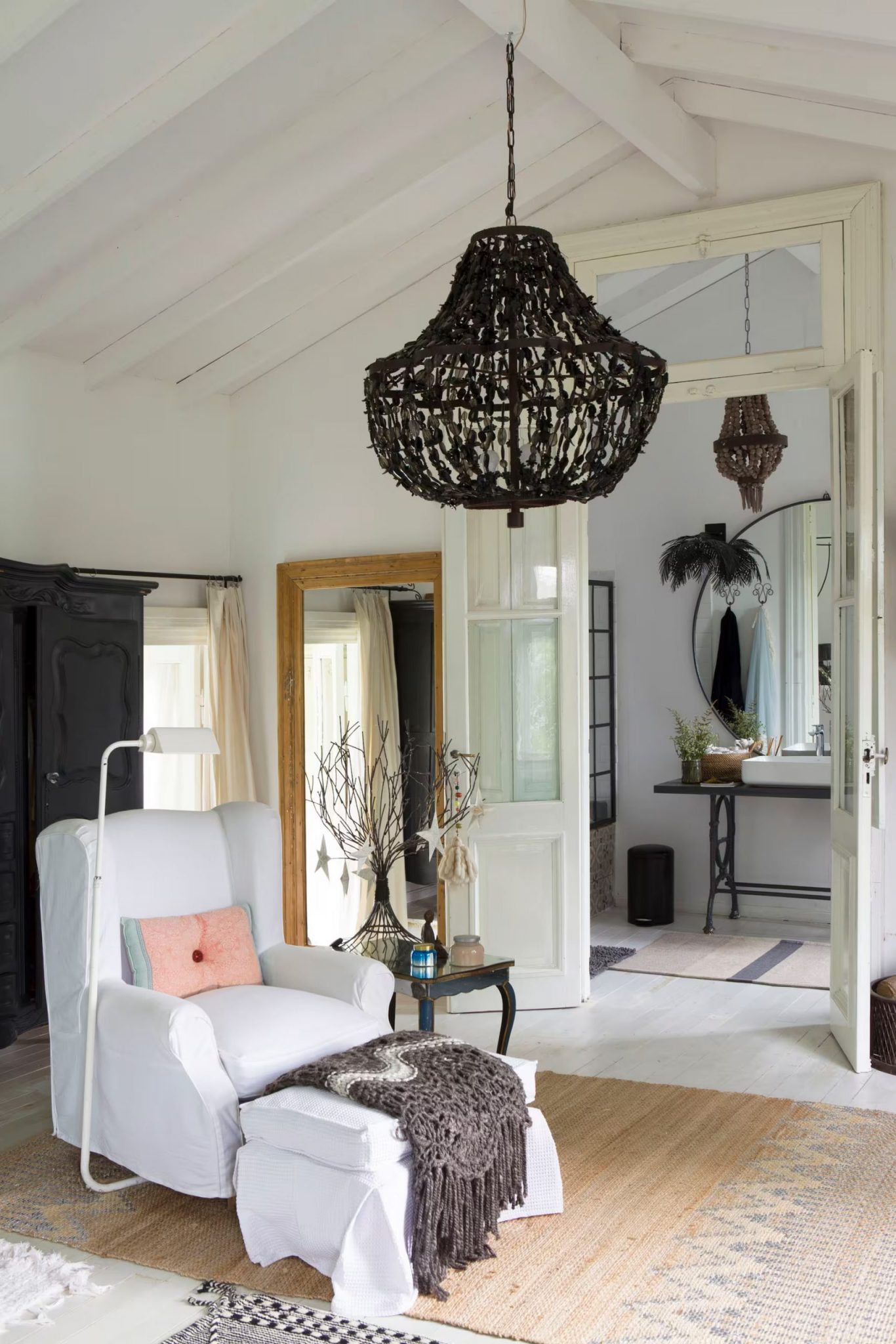 chambre avec poutres blanches décoration rustique chic