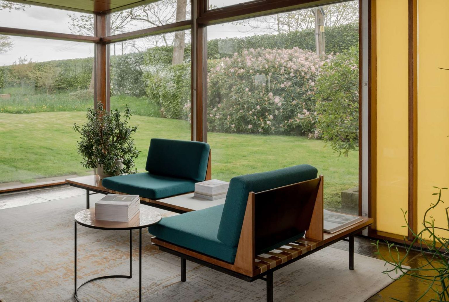 salon maison mid-century par l'architecte Peter Womersley 1954 en Angleterre