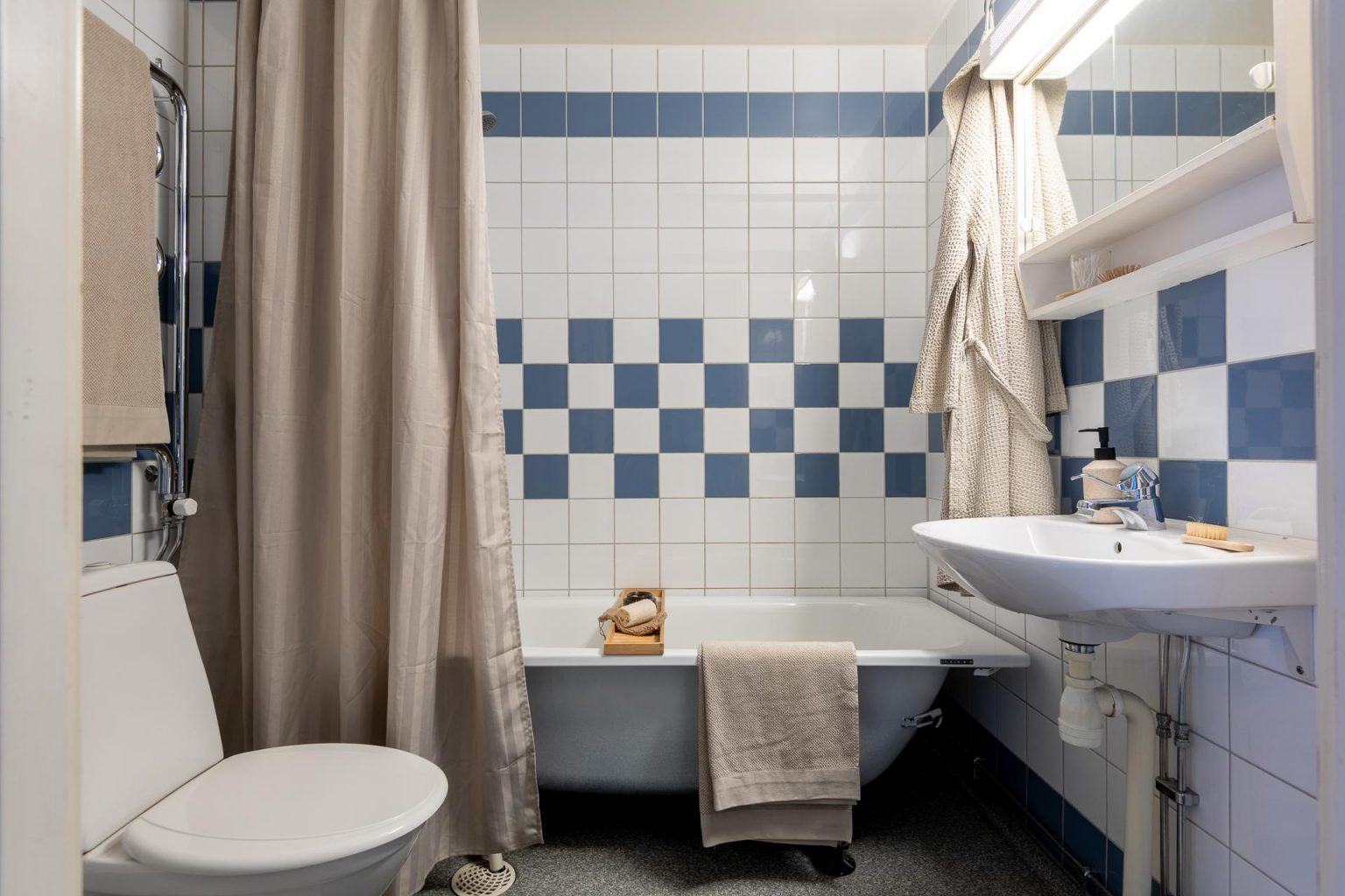 salle de bain blanche et bleue