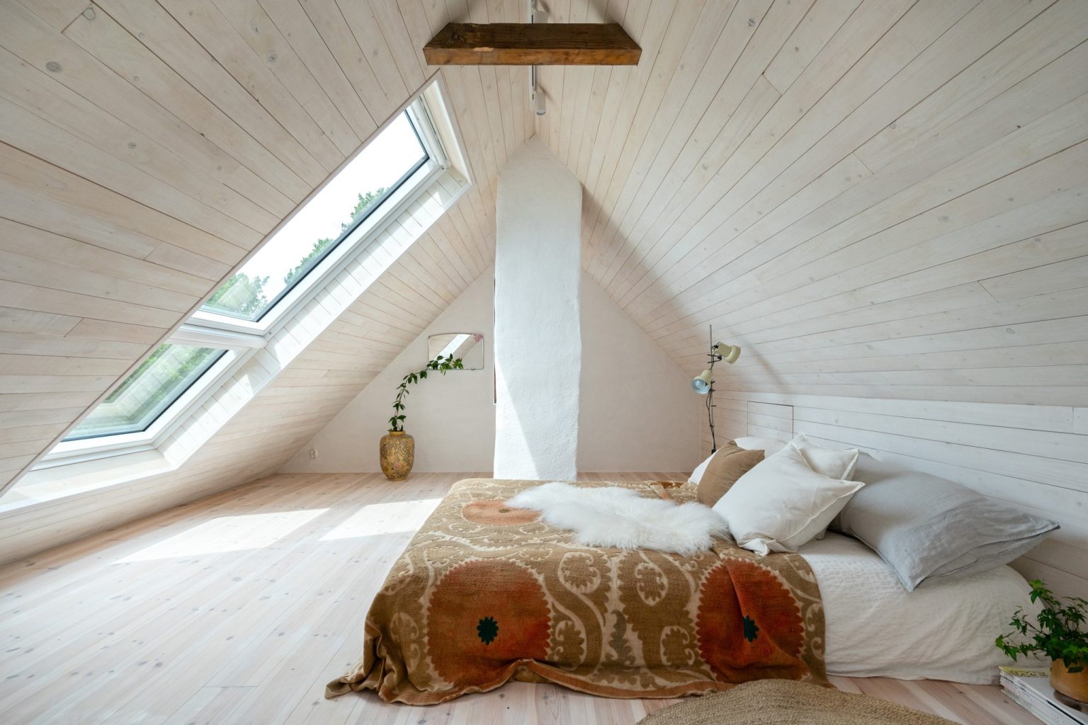 chambre minimaliste et rustique mansardée